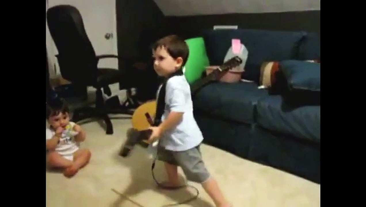 A 2 ans il reprend Bulls on Parade sur Guitar Hero