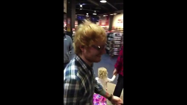Ed Sheeran rejoint une fan qui chante sa chanson par surprise