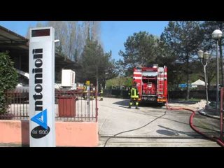 Tải video: Icaro Tv. Incendio in ditta di impianti elettrici a Riccione