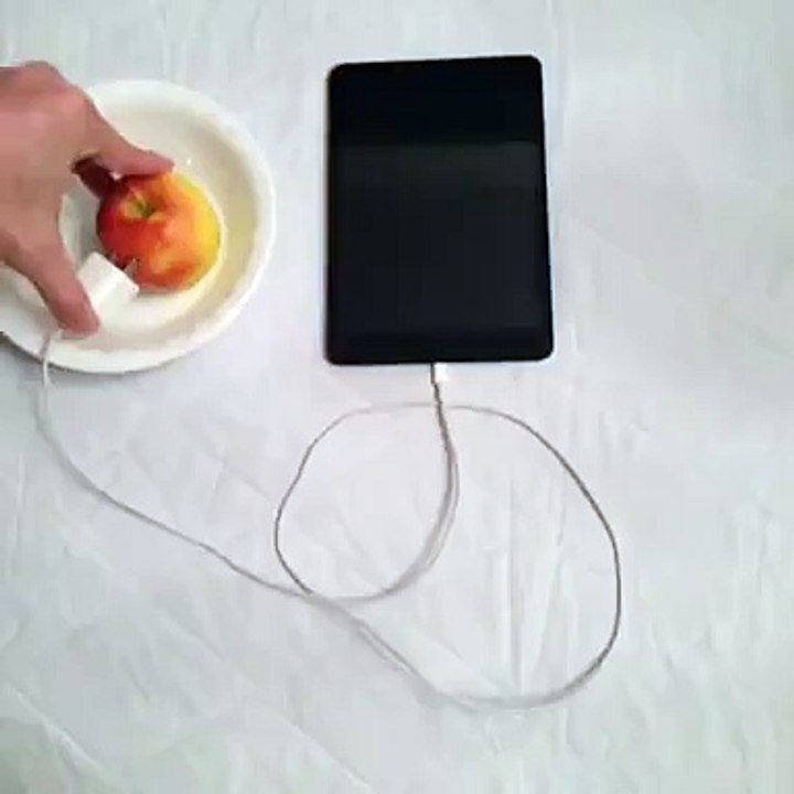 Il Recharge son SmartPhone avec du Soda et une Pomme