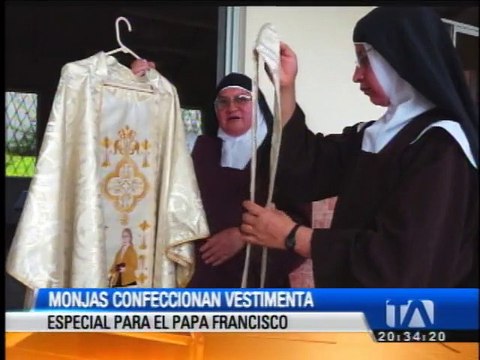 Monjas trabajan en uno de los trajes que usará el papa Francisco en Guayaquil