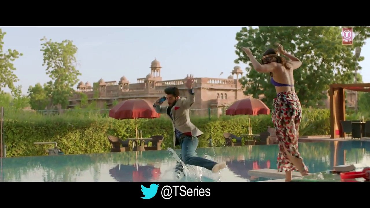 Engine_Ki_Seeti_Khoobsurat_Sonam_Kapoor_HD-RdxNet.CoM