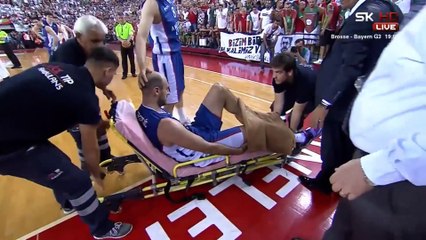Nenad Krstic sort sur civière et fait un doigt d'honneur au public