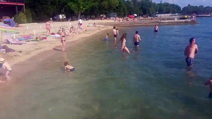 Drôle de façon de jouer au Frisbee !