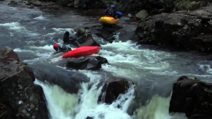Il manque de peu de se noyer en Kayak !