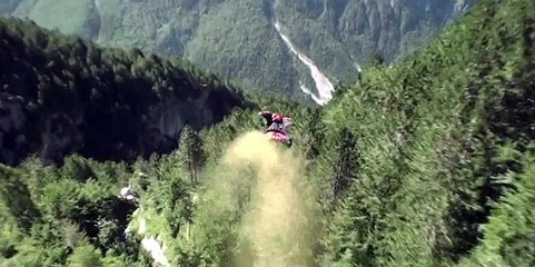 This guy has no fear ! Check this crazy wing suit line