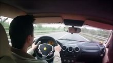 Une Ferrari F430 évite de peu le crash