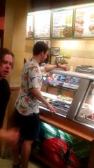 Une violente bagarre éclate dans un Subway, un homme traverse la vitre