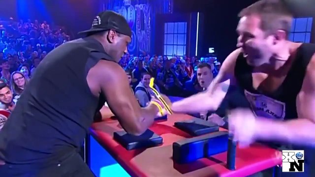 Ex-jogador de rúgbi sofre três fraturas ao disputar braço de ferro em programa de TV; assista