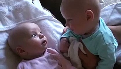 amazing and smart Sevimli İkizler Dertle şiyorlar two small cute babies funny