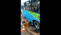 Ônibus cai em buraco no bairro Bela Vista