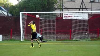 Il arrête un penalty... mais laisse entrer le ballon en faisant éclater sa joie !