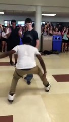 Un jeune geek remet un bon danseur à sa place !