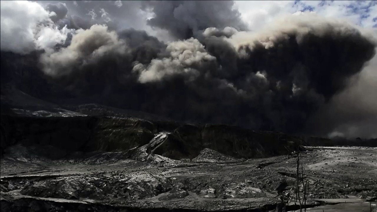 Gigantische Rauchwolken nach Ausbruch von Vulkan Sinabung