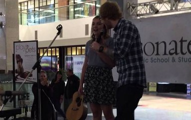 Ed Sheeran surprend l'une de ses fans dans un centre commecial (Canada)