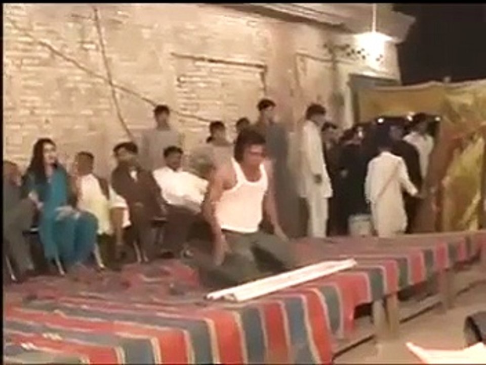 آیک لڑکے نے آپنی محبوبہ کی شادی پر آصلی شوٹینگ کر کے سب کو حیران آور پرشان کر دیا