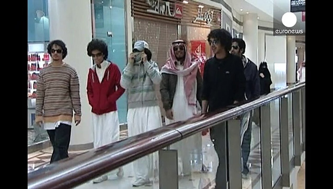 السوق السعودية تفتح أبوابها أمام المستثمرين الأ...