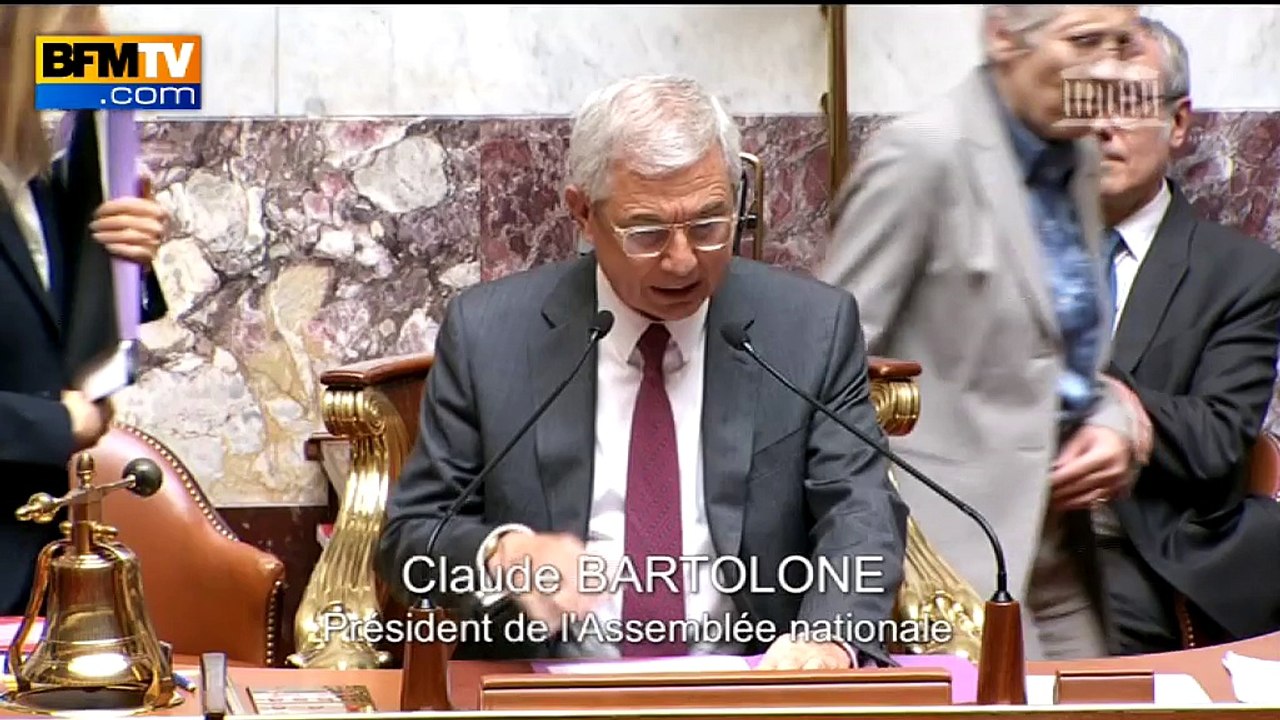 La droite et une partie de la gauche quittent l'hémicycle au moment où Valls prend la parole