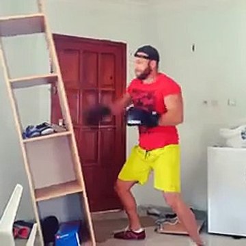 Taner Tolga Tarlacı Dolabı Parçalıyor.