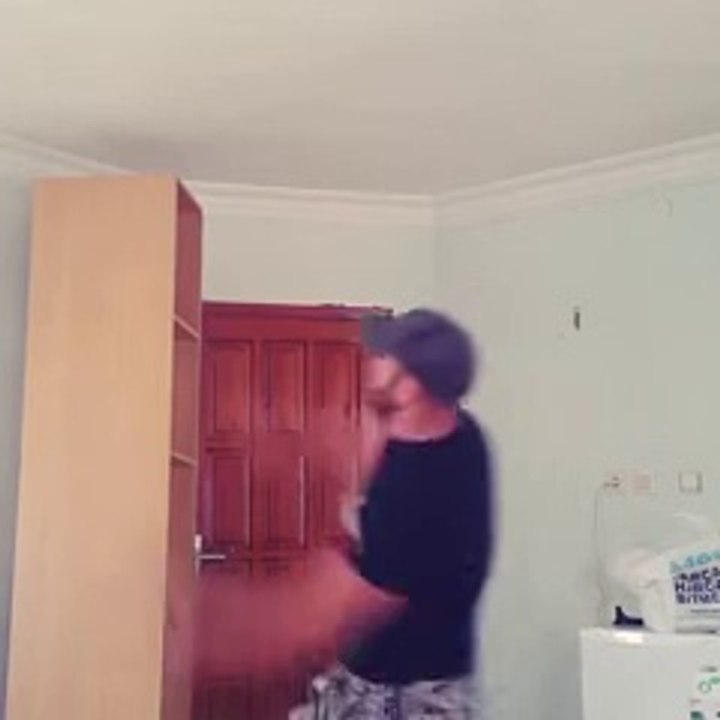 Survivor Taner Dolaba Uçan Tekme Atıyor.