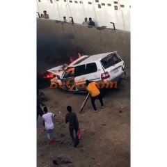 شرطي ينقذ سعودي داخل سيارته و هي تحترق