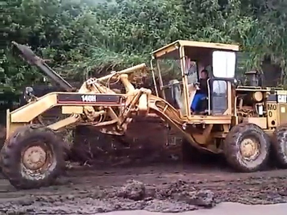 motoniveladora cortando talud