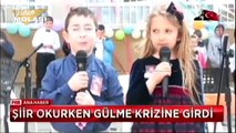 ŞİİR OKURKEN GÜLME KRİZİNE GİREN KIZ