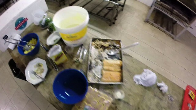 Garçons vão embora e padrinhos assumem cozinha durante casamento