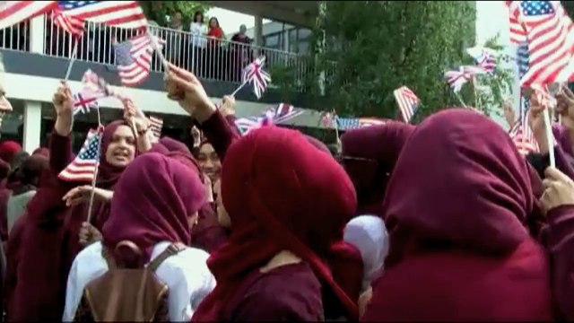 Michelle Obama visita colégio de meninas em Londres