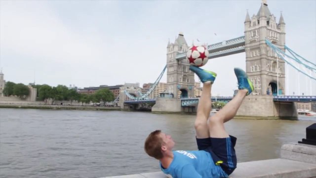 Insane Football skills - World Freestyle champion Andrew Henderson