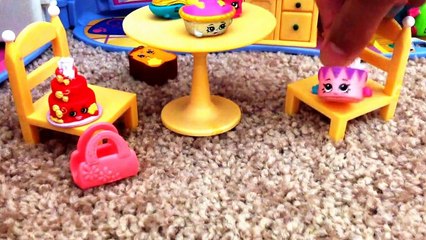 Shopkins goes to the mall