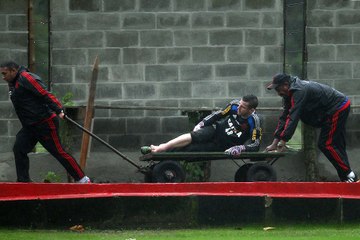 Paulo Victor deixa o campo carregado em carrinho de mão após lesão