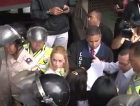 Colectivos reciben entre insultos y gritos a Lilian Tintori en el CNE