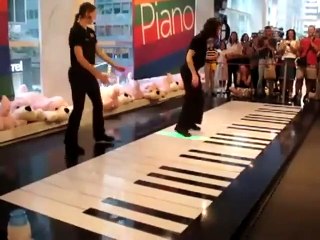Ces 2 artistes font du piano géant avec les pieds !