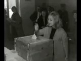 Η Αλικη Βουγιουκλακη Ψηφιζει Στις Εκλογες Του 1963