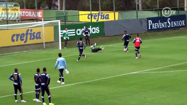 Alecsandro deixa goleiros no chão e faz golaços em treino do Verdão