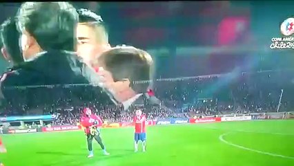 Gary Medel obligó a compañeros a saludar al público tras el 3-3