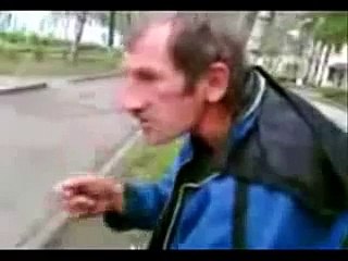 Polski żul śpiewa We Will Rock You