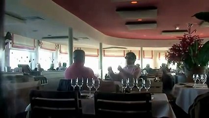 Gonzague fout le bordel dans un restaurant !