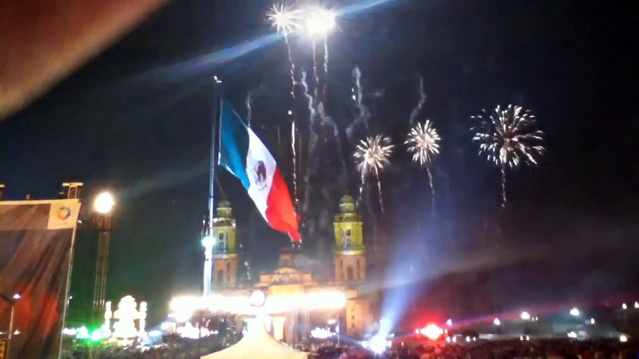 GRITO DE INDEPENDENCIA  ZOCALO CIUDAD DE MEXICO 15 SEPTIEMBRE 2011 PIROTECNIA