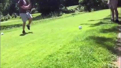 Download Video: Un golfeur essai de faire un trick à la Happy Gilmore et manque de tuer son pote