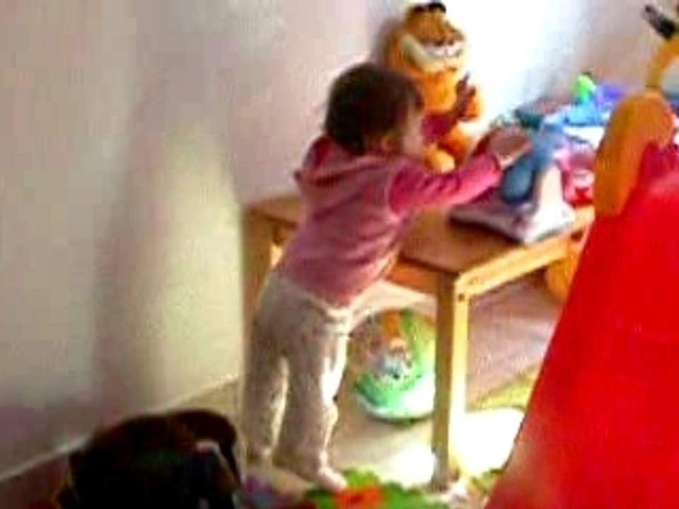 Jade joue avec sa boule musicale