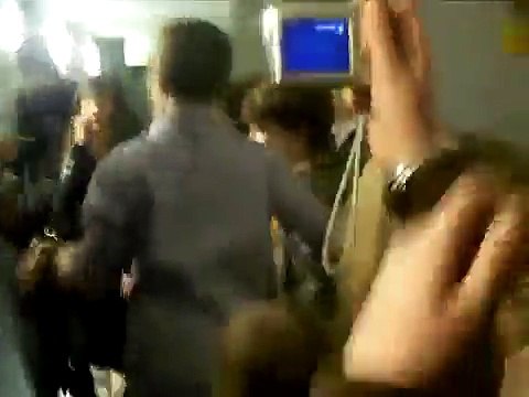 Justin Bieber Backstage - Kissed a FAN on MOUTH !! Check it out! Lucky girl!