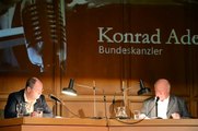 Peer Steinbrück und Norbert Blüm spielen historische Bundestagsdebatten nach.