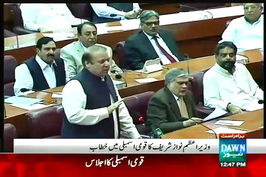 Ishaq Dar helping PM Nawaz Sharif with during his speech
