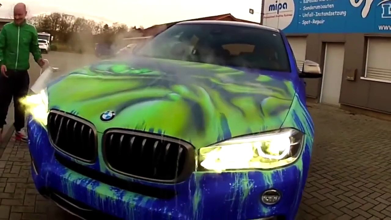 Une BMW X6 bleue se transforme quand on jette de l'eau chaude dessus