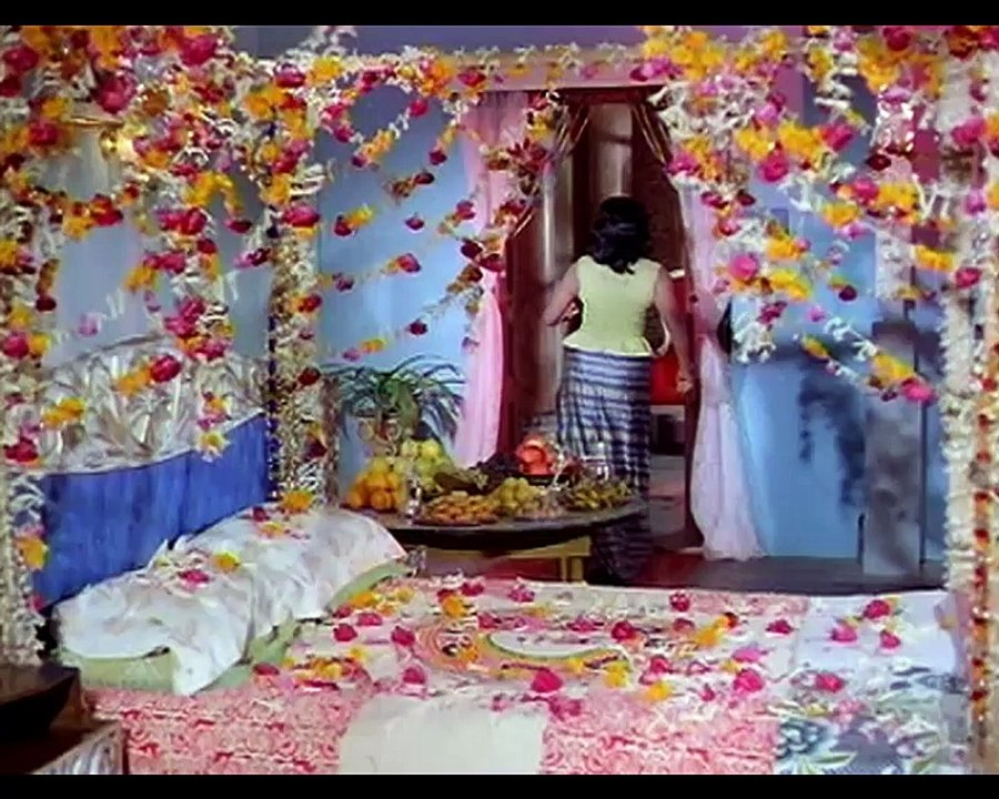 Kadhal Rani Katti Kidakae - Sivaji Ganesan, Sripriya - Thrishoolam - Tamil Romantic Duet Song