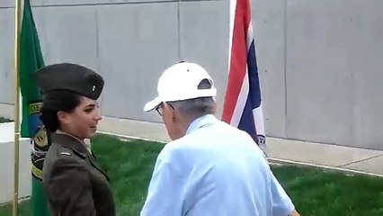 Le premier salut d'un grand-père à sa petite fille devenue officier