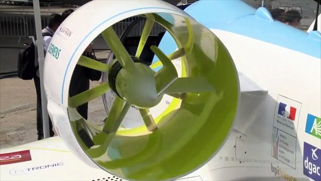 L'avion électrique d'Airbus E-Fan vole au Salon du Bourget