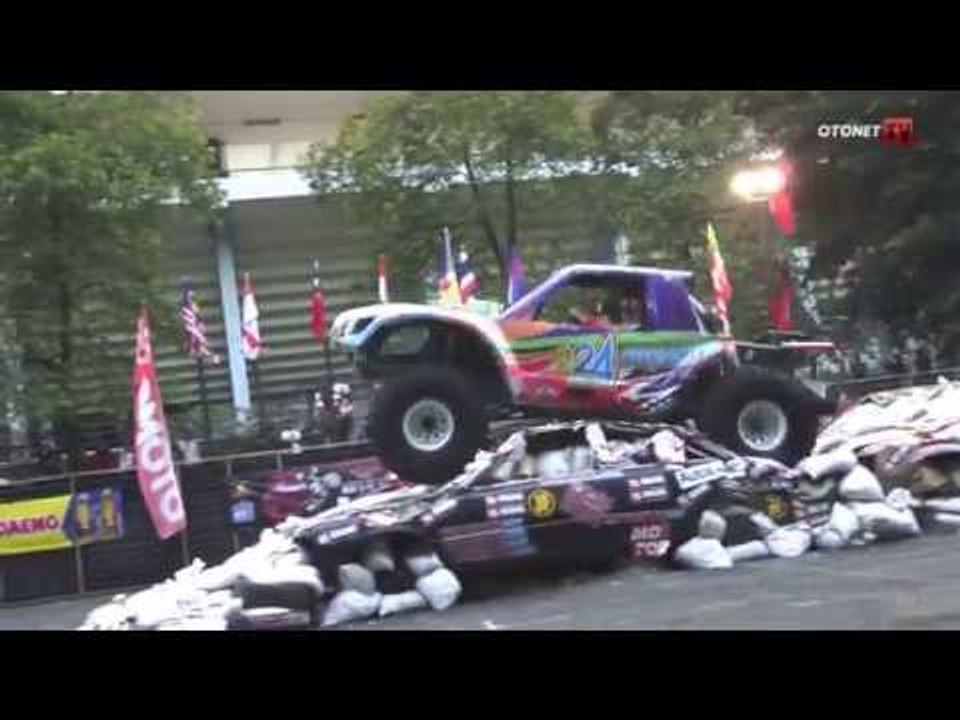 Aksi Gajah Monster Di Otobursa Tumplek Blek 2015